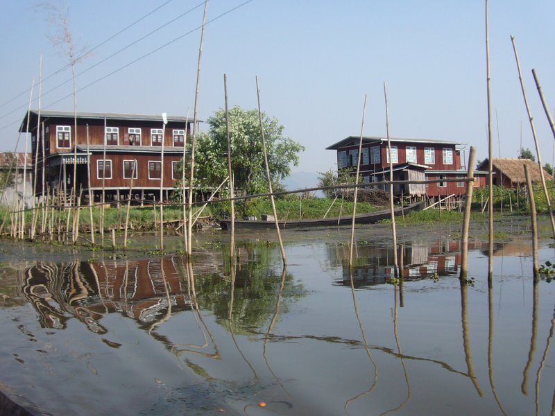 Travel - Myanmar - Inle Lake - First Boat Trip - The boat-drivers village - Into the village